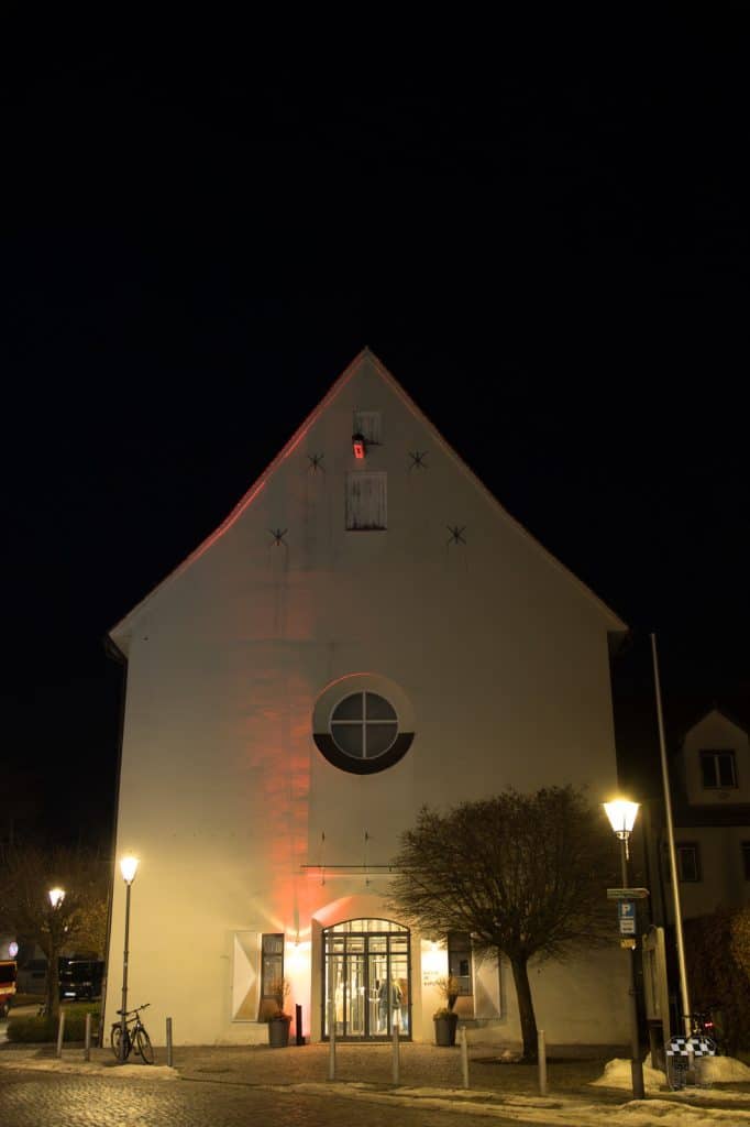 Kapuzinerstadl im Dunkeln beleuchtet
