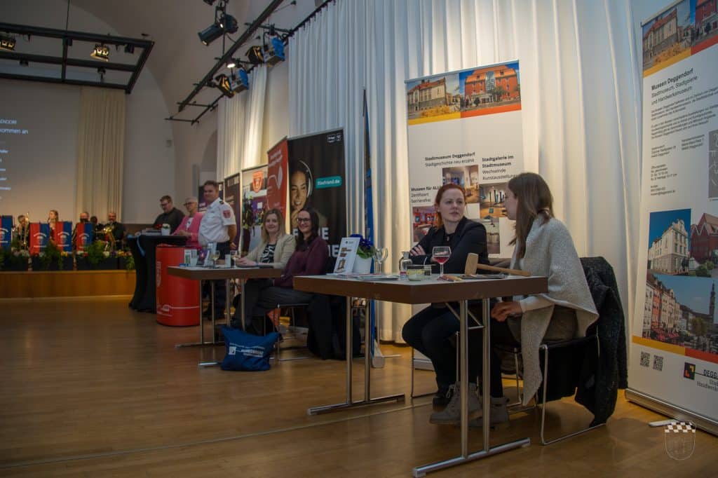 Besucher an Tischen
