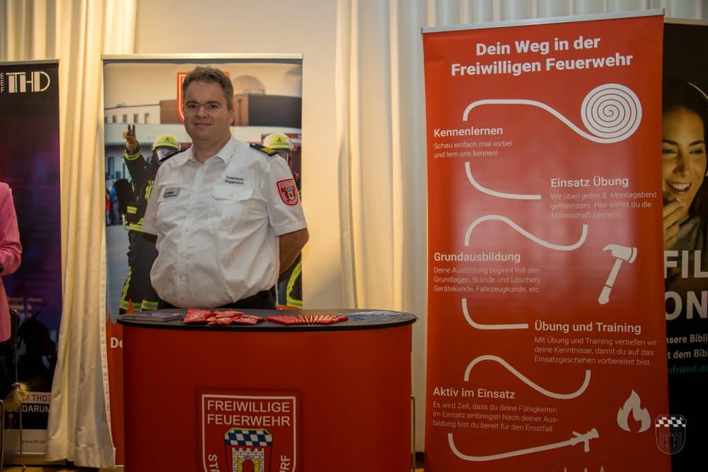Feuerwehrmann mit Werbebanner