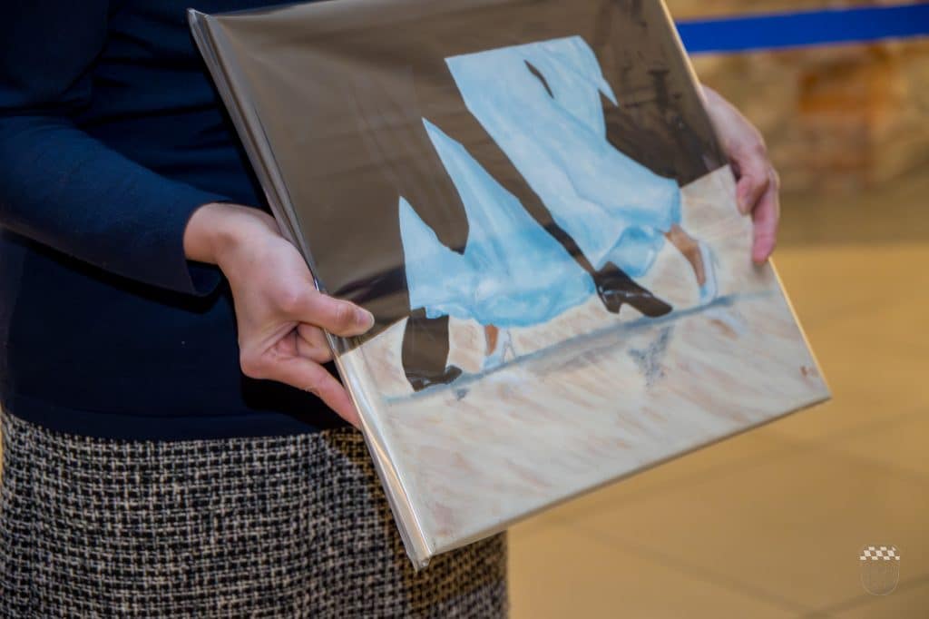 Kunstwerk in Händen