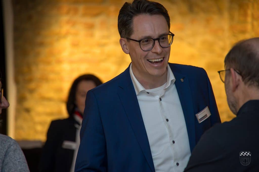 Mann im Anzug spricht