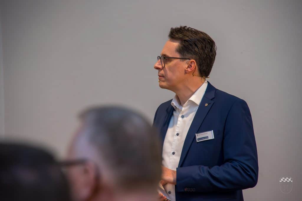 Mann mit Brille und Sakko
