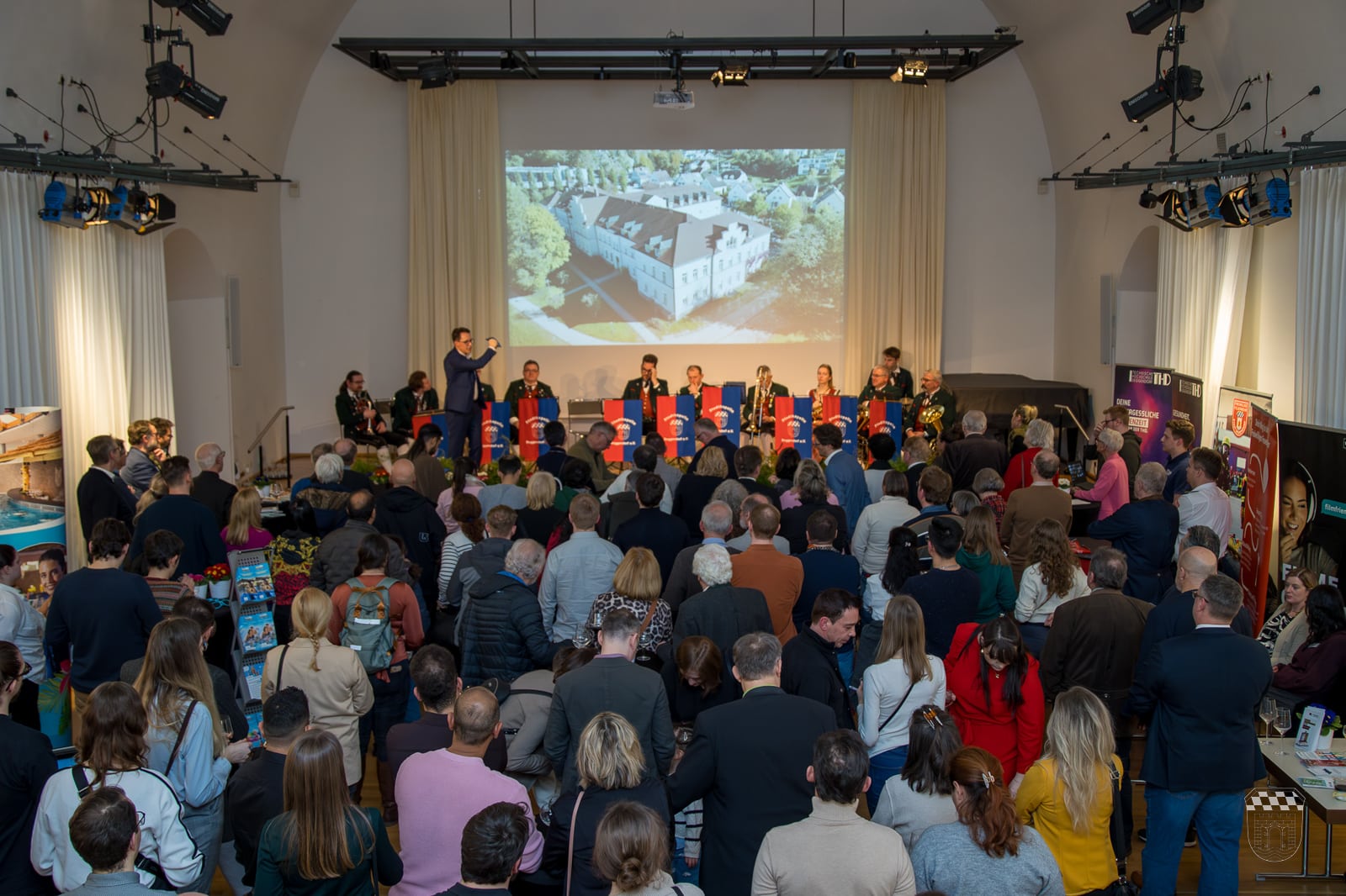 Leute bei Veranstaltung auf {{site_name}}