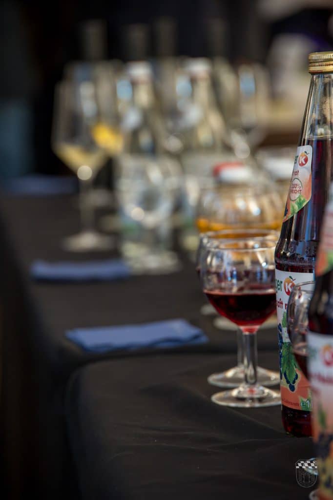 Weinprobe mit Gläsern und Flaschen