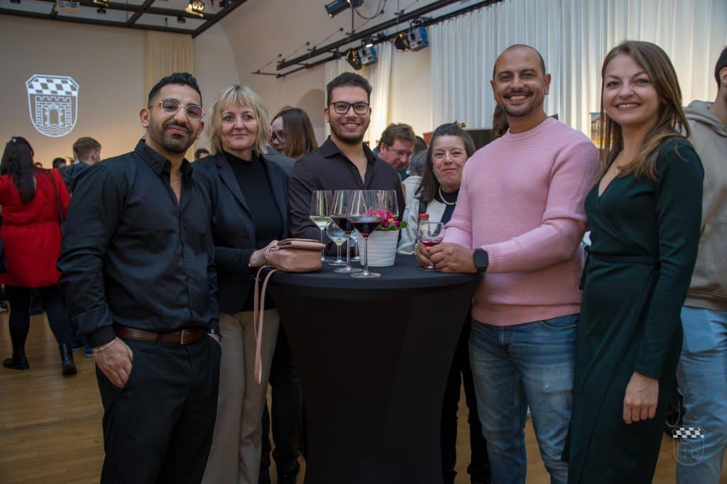 Glückliche Menschen beim Event