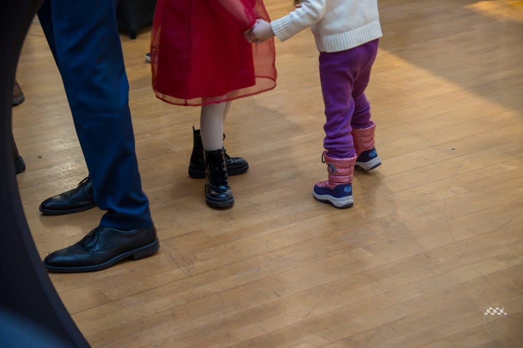 Kinder tanzen auf dem Boden