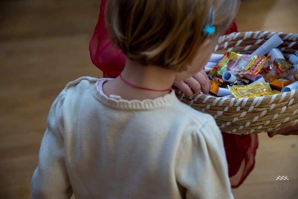 Kind mit Süßigkeitenkorb