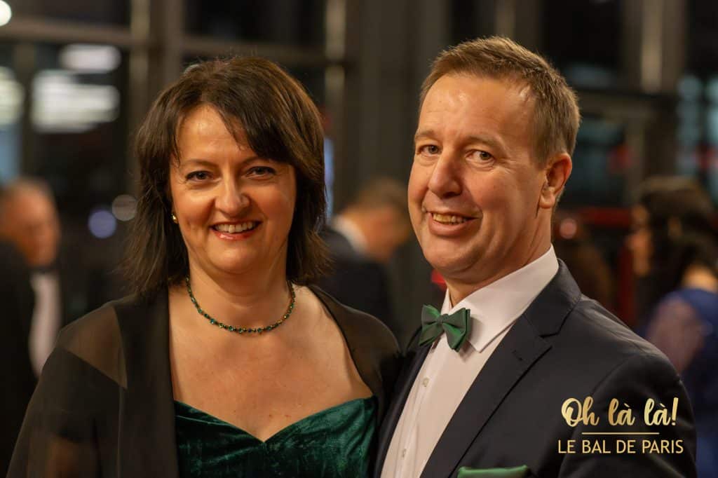 Glückliches Paar bei Ball