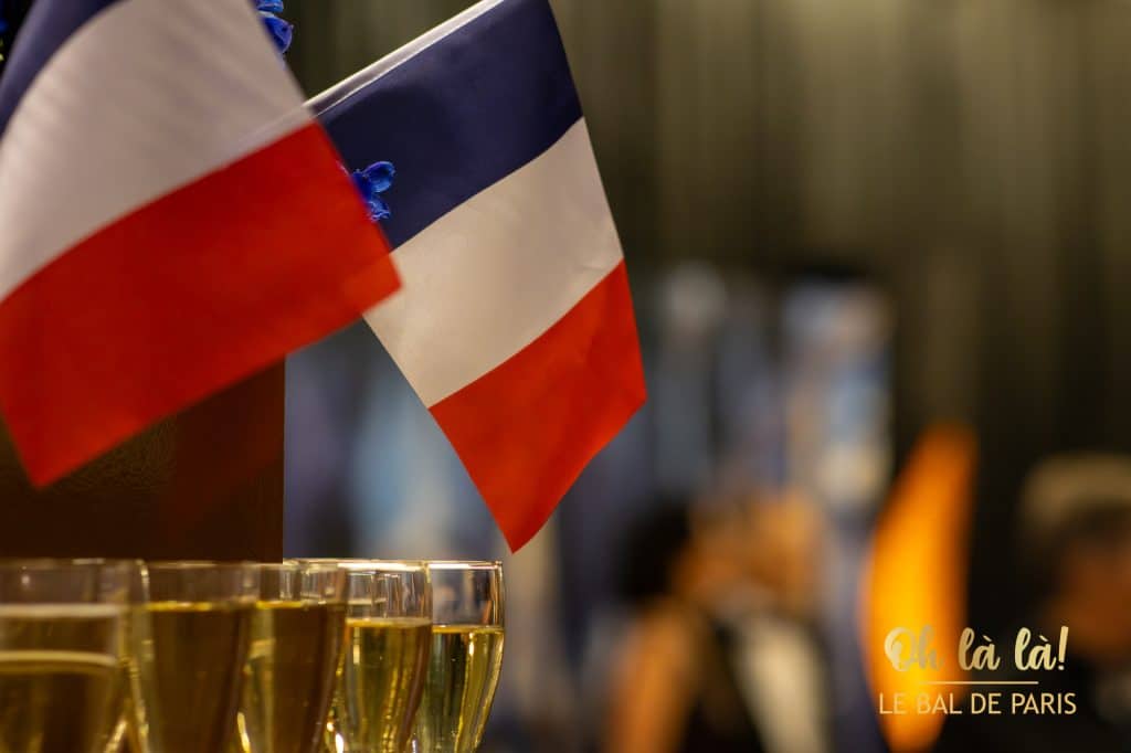Französische Flaggen und Champagner
