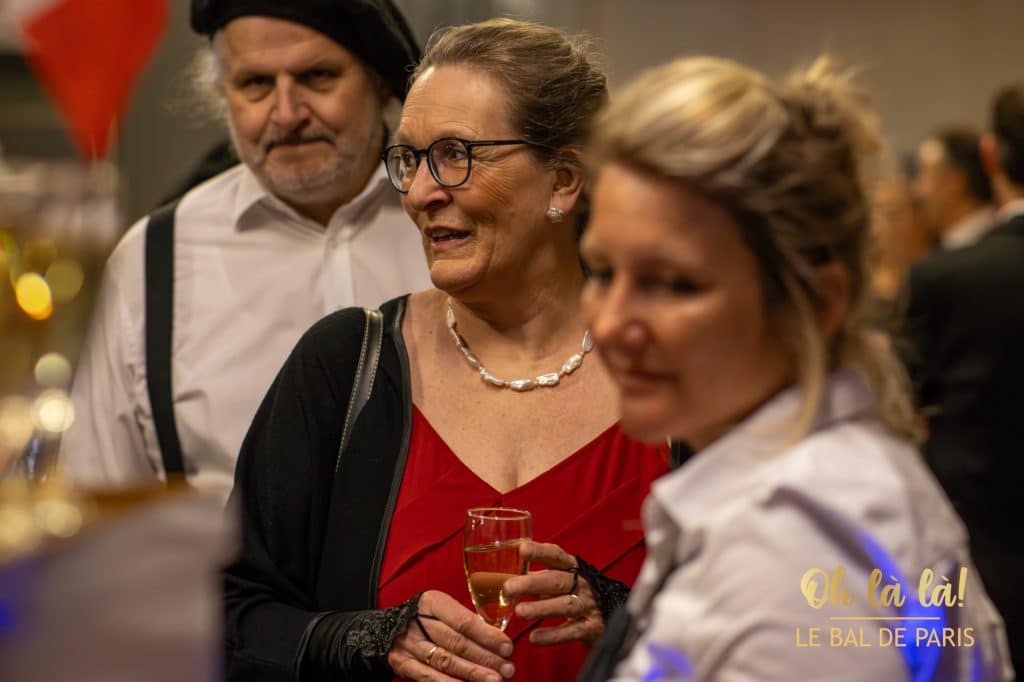 Gäste im Festsaal genießen Getränke