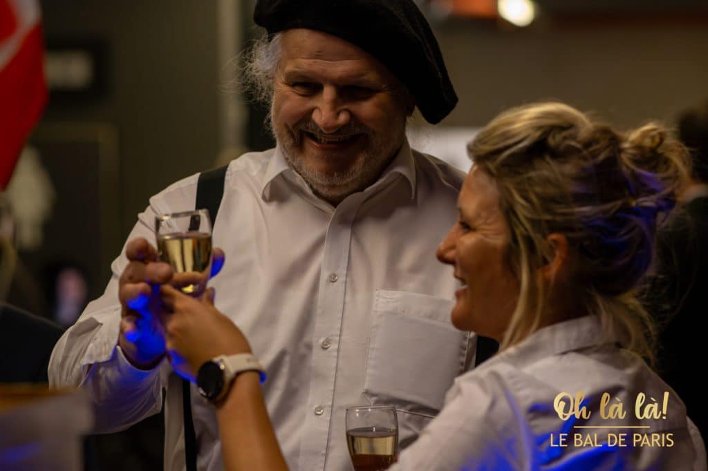 Leute trinken und feiern