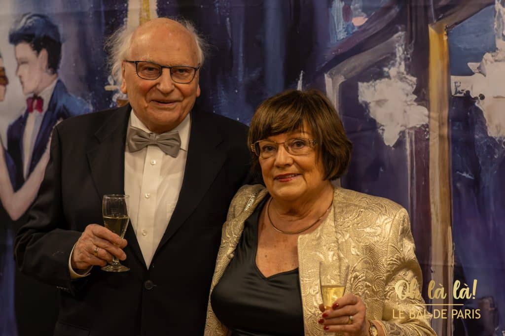 Älteres Paar mit Champagner