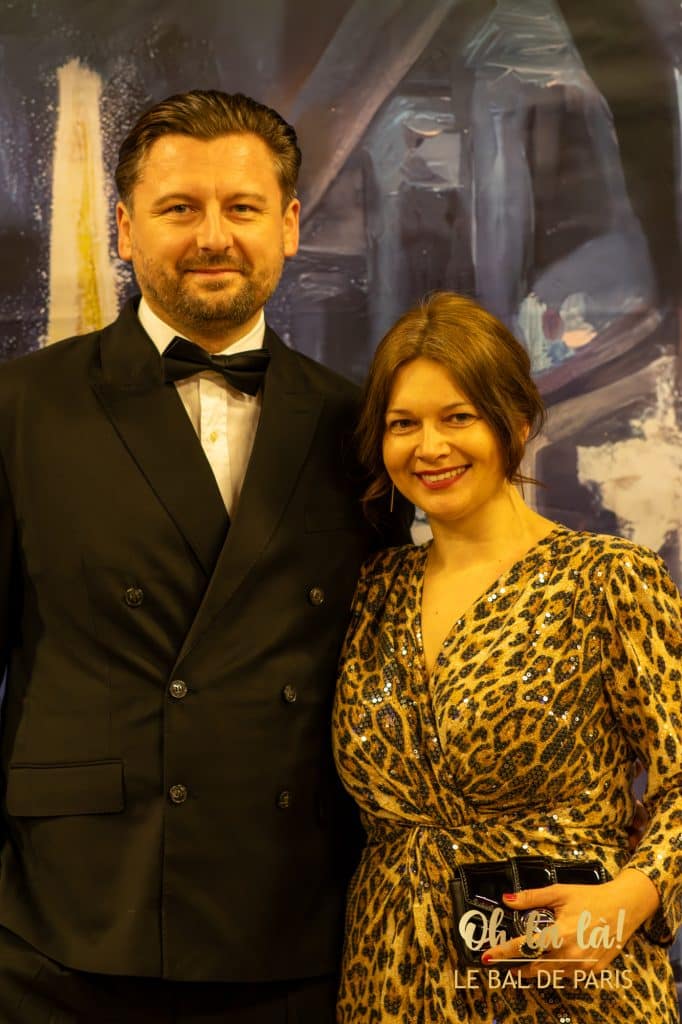 Elegantes Paar vor Kunst