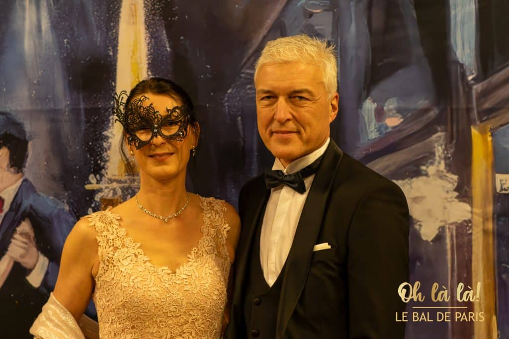 Elegantes Paar im Ballkleid