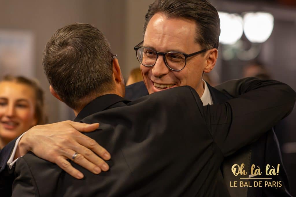 Oberbürgermeister Christian Moser umarmt Gast glücklich
