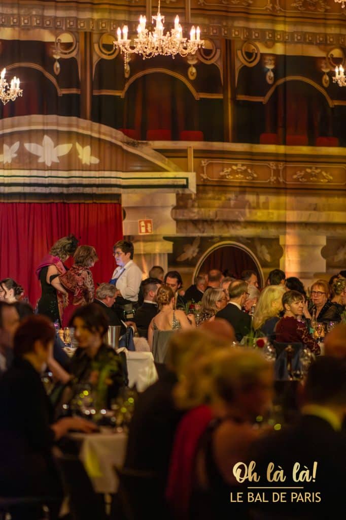 Ballsaal mit Gästen und Kronleuchter