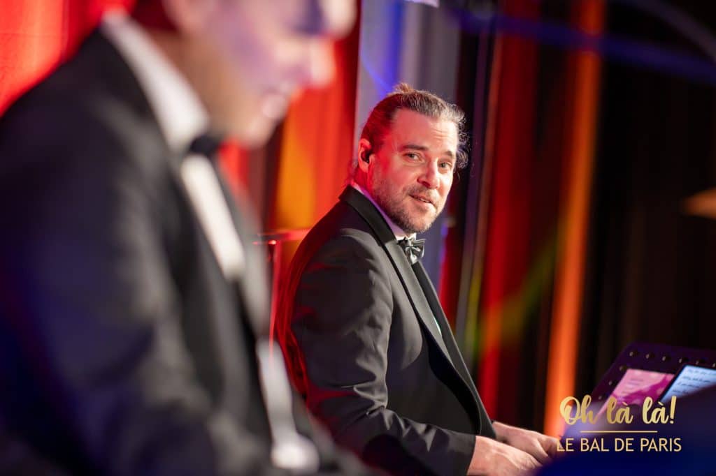Mann spielt Klavier bei Auftritt