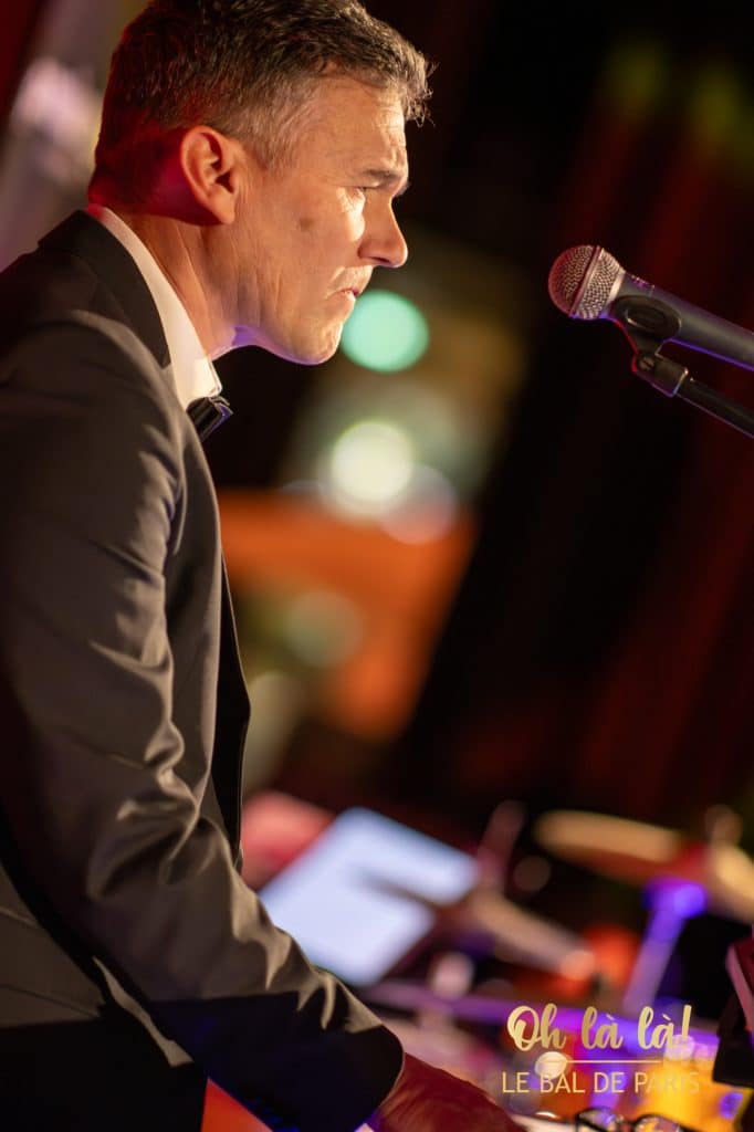 Mann singt ins Mikrofon