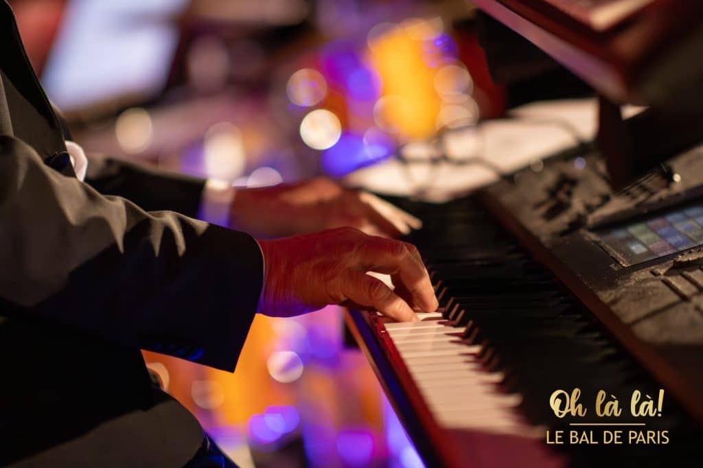 Mann spielt Klavier in Paris
