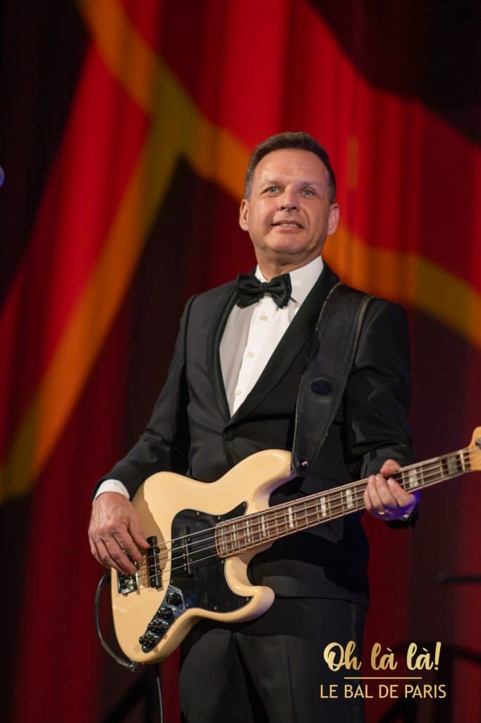 Bassist im Smoking spielt Bass