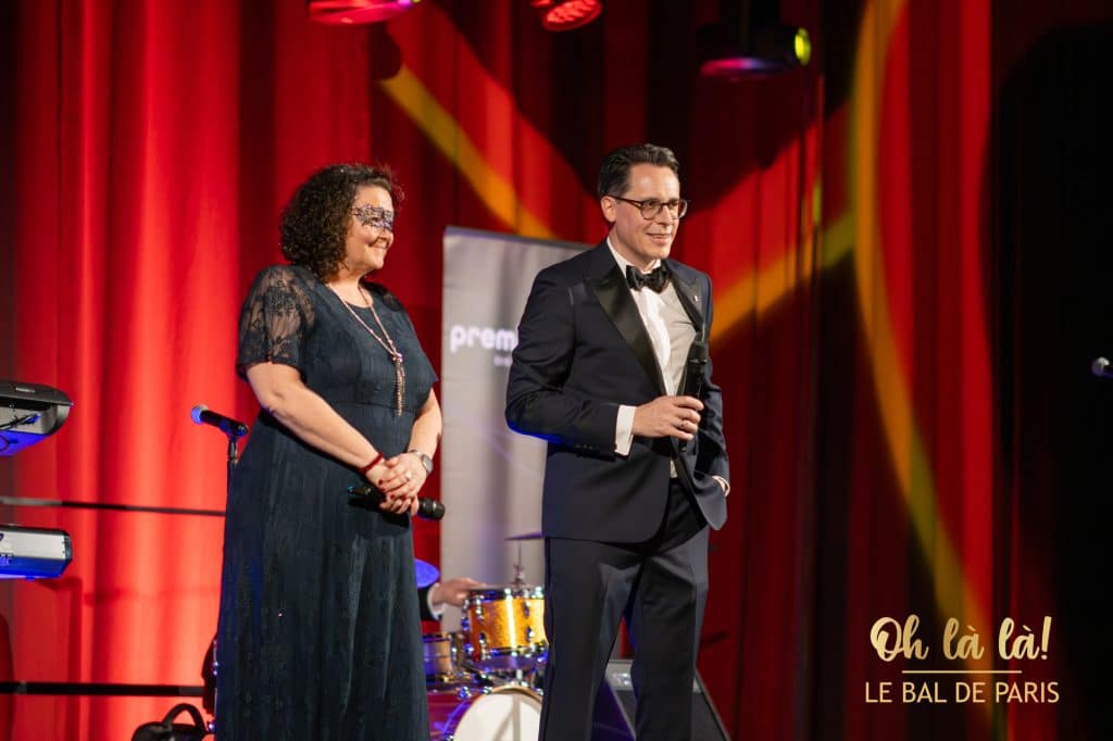 Kulturamtsleiterin Sabine Saxinger und Oberbürgermeister Christian Moser auf Bühne