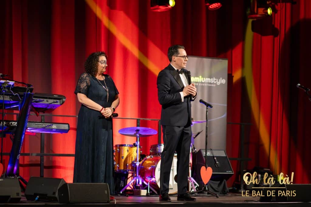 Kulturamtsleiterin Sabine Saxinger und Oberbürgermeister Christian Moser auf Bühne