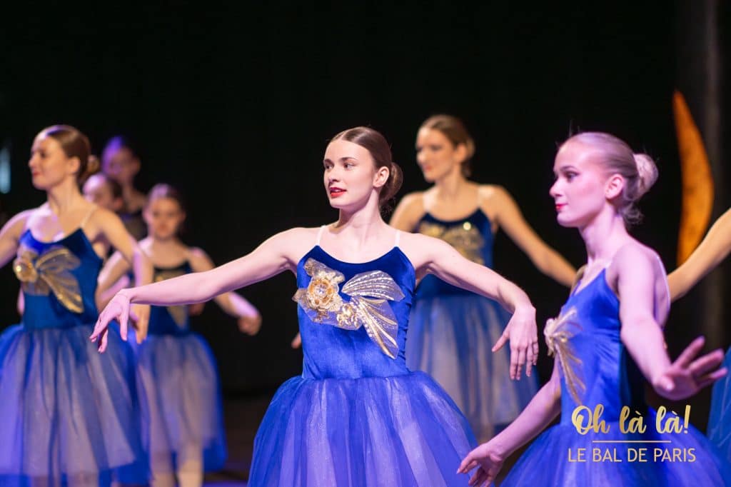 Tanzaufführung in blauen Kleidern