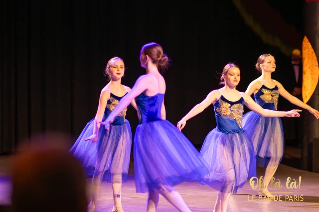 Ballettgruppe auf Bühne