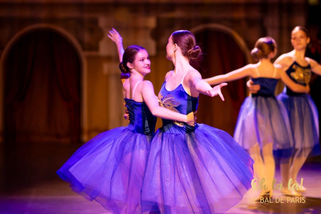 Tanzende Ballerinas auf Bühne