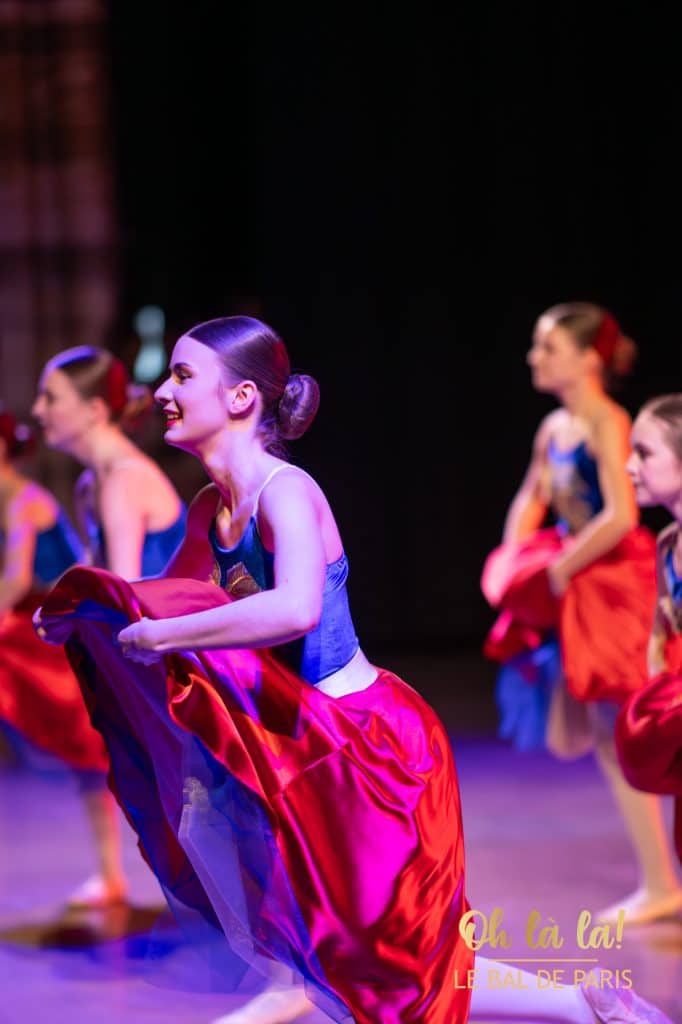 Ballettänzerinnen in bunten Kleidern
