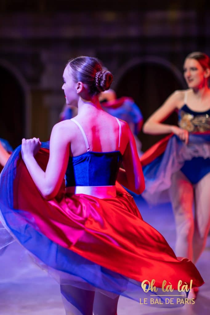 Tänzerinnen im bunten Kleid