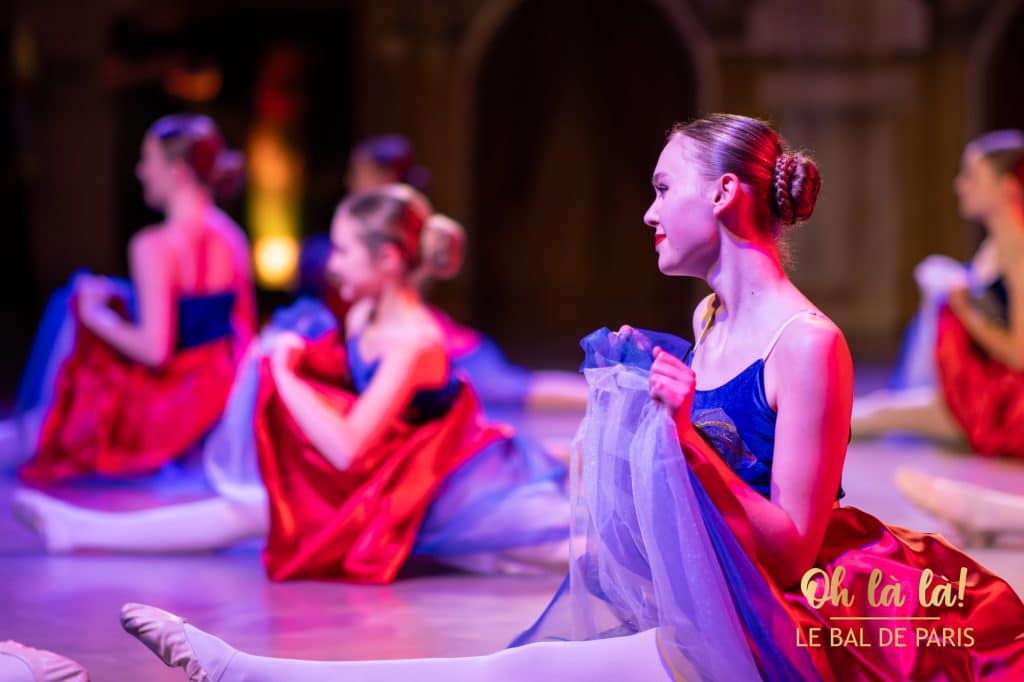 Ballettänzerinnen in bunten Kleidern