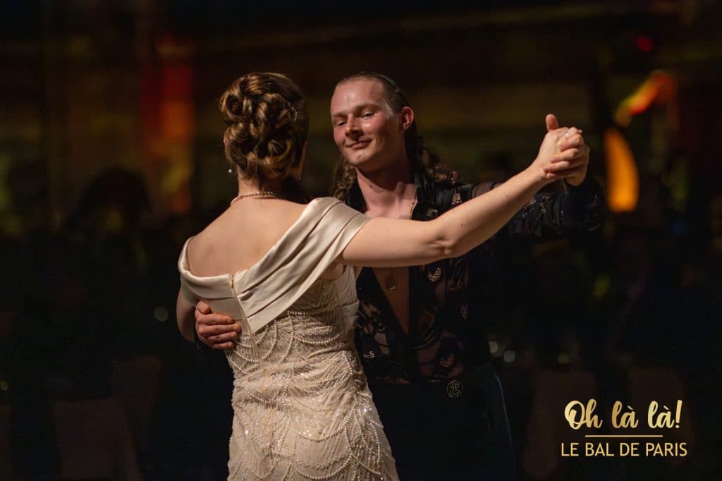 Tanzendes Paar im Ballkleid