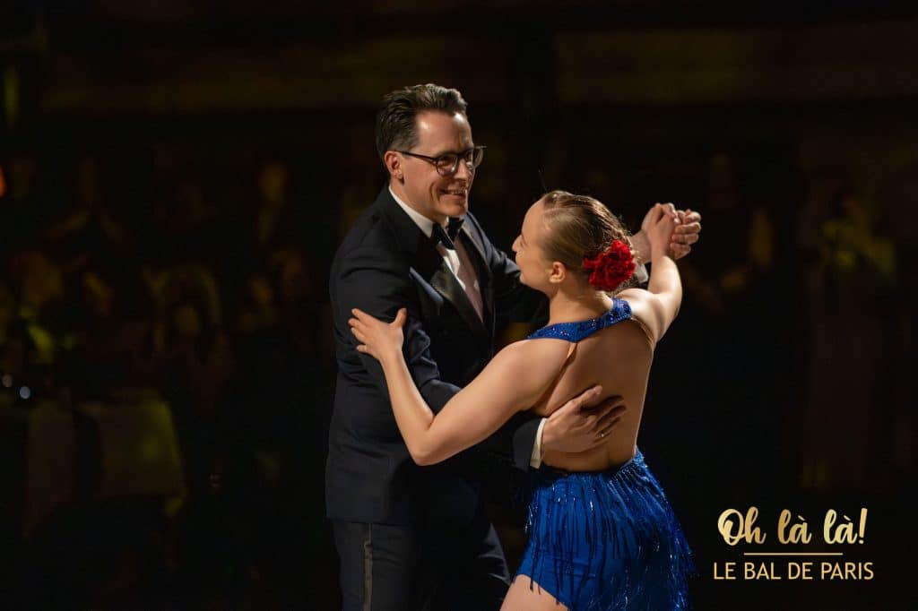 Oberbürgermeister Christian Moser tanzt mit Tanzpartnerin im Ballkleid und Anzug