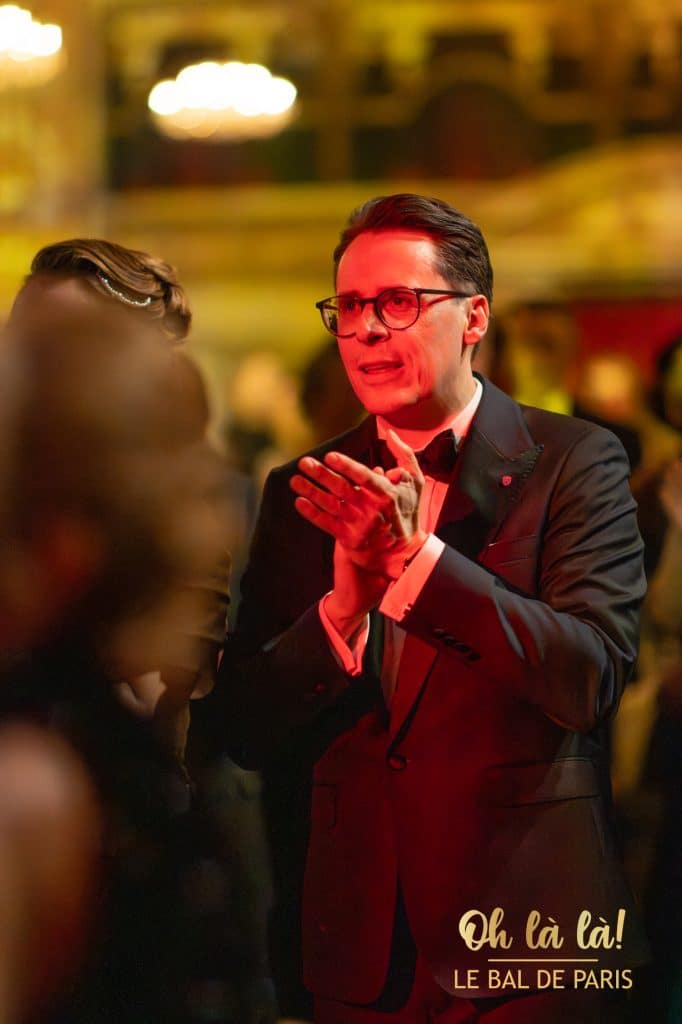 Mann applaudiert in Gala