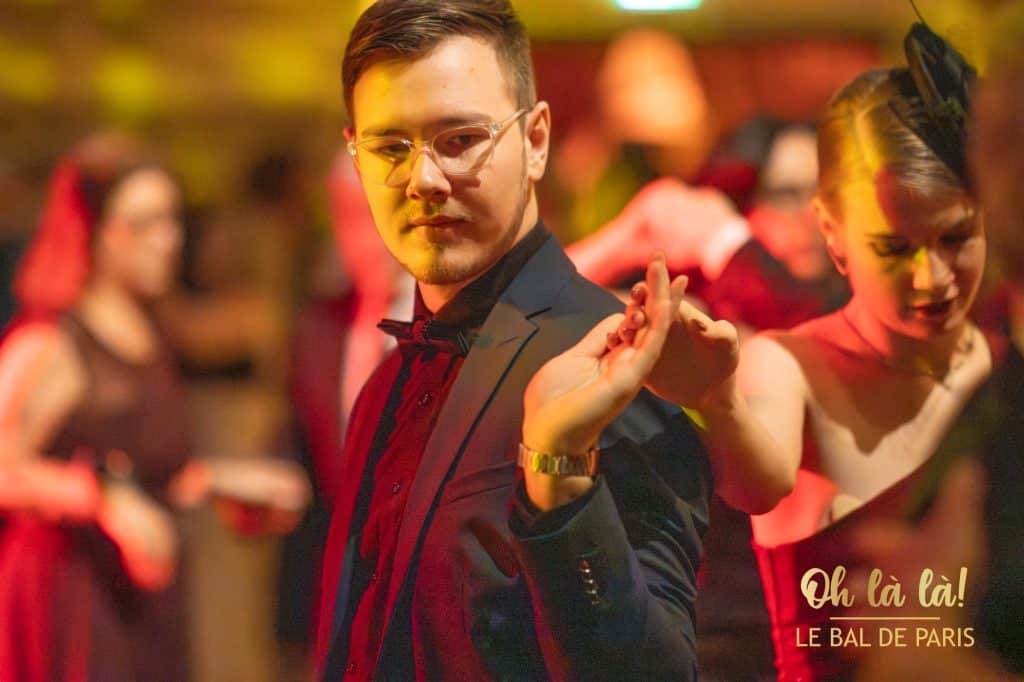 Tanzendes Paar bei Ball