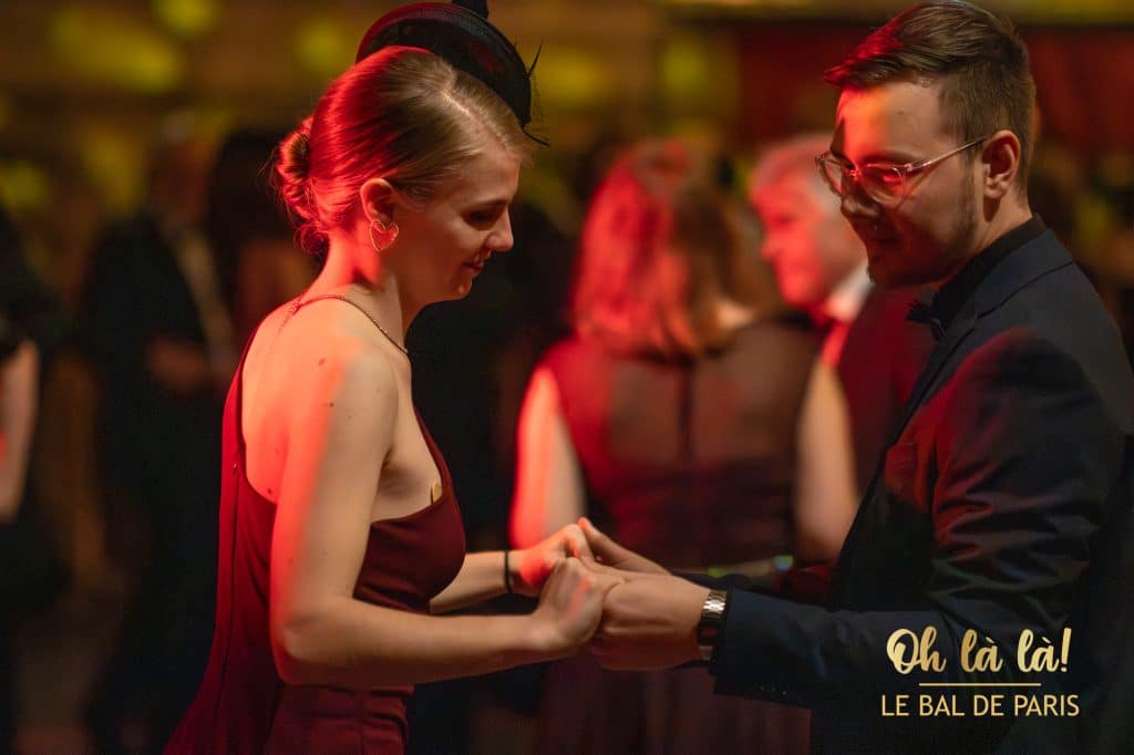 Paar tanzt im Ballkleid