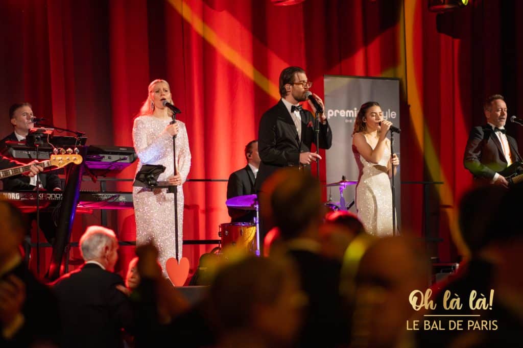 Liveband mit Sängern und Sängerinnen