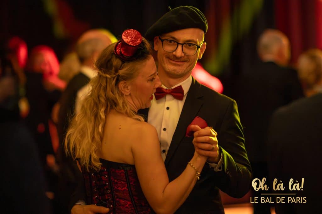 Tanzendes Paar im Ballsaal