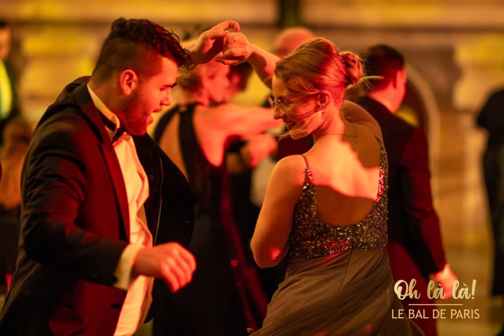 Tanzendes Paar im Ballkleid