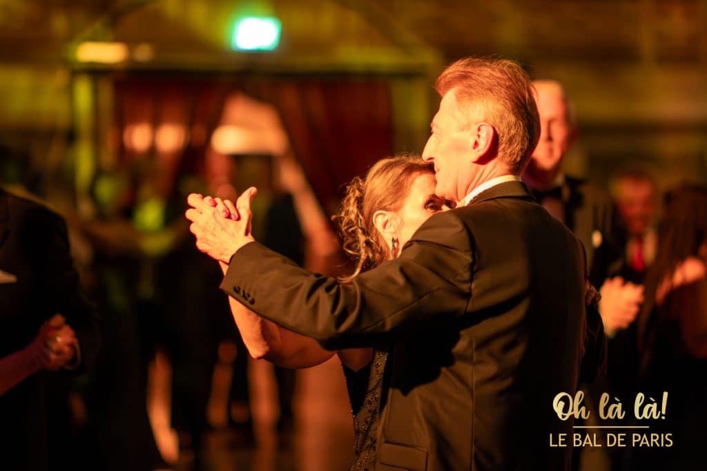 Tanzpaar im Ballsaal