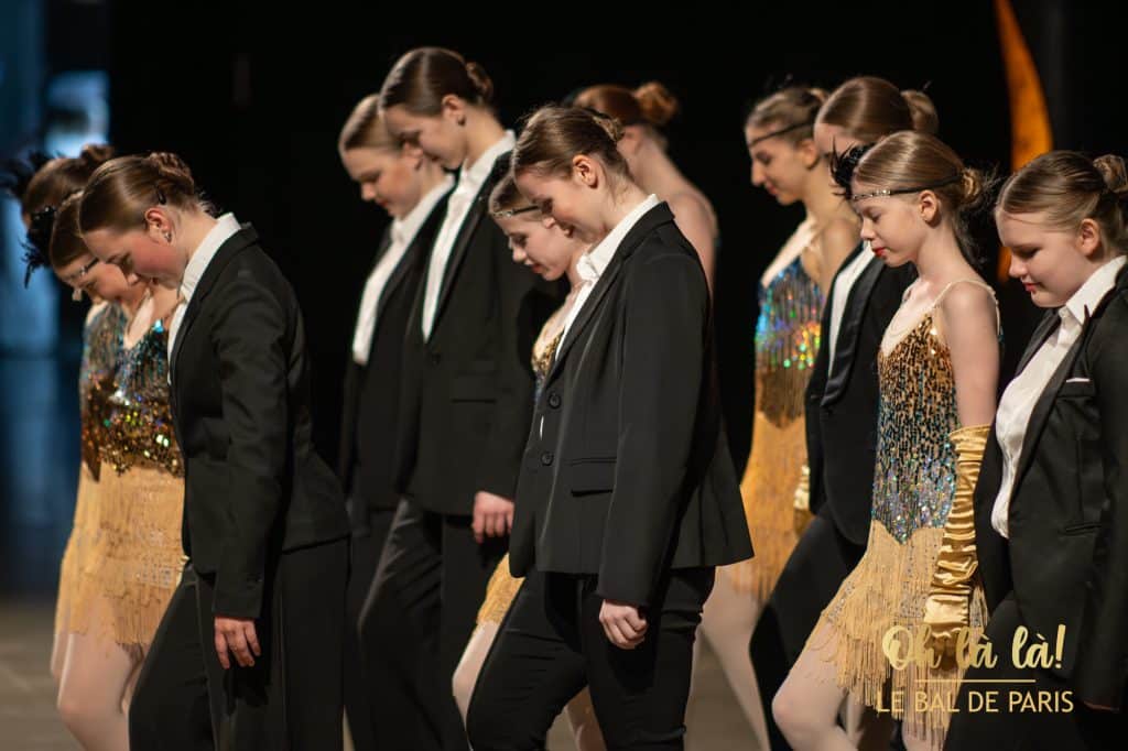 Balletgruppe mit eleganten Kostümen