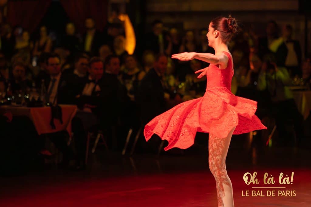 Balletänzerin im roten Kleid