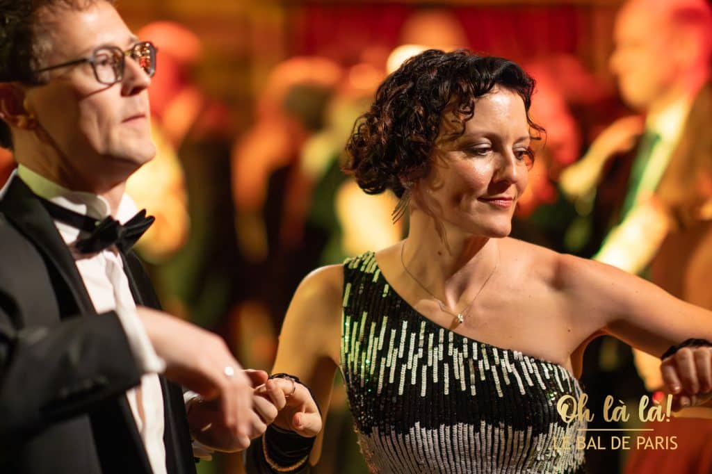 Paar tanzt bei Veranstaltung