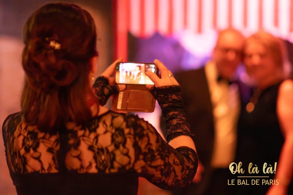 Frau fotografiert auf Party
