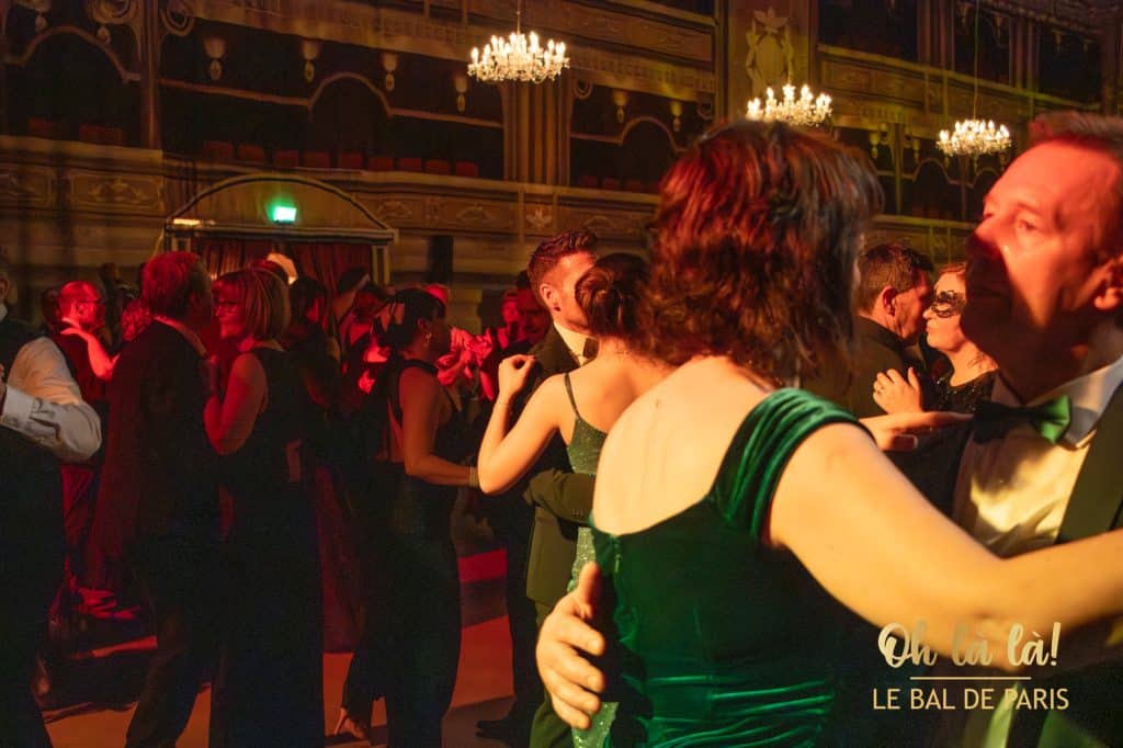 Ballsaal mit tanzendem Paar