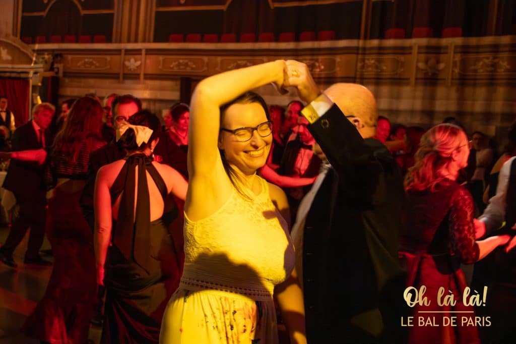 Tanzpaar im Ballsaal