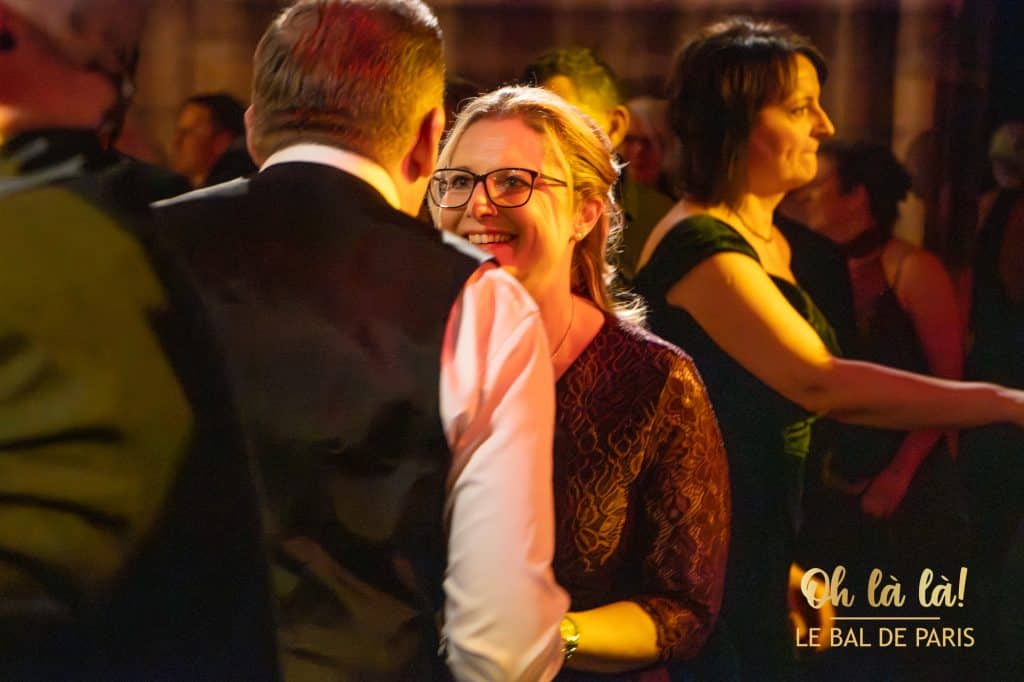 Frau lacht auf Party