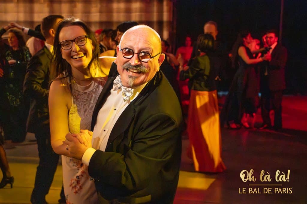 Glückliches Paar im Ballsaal