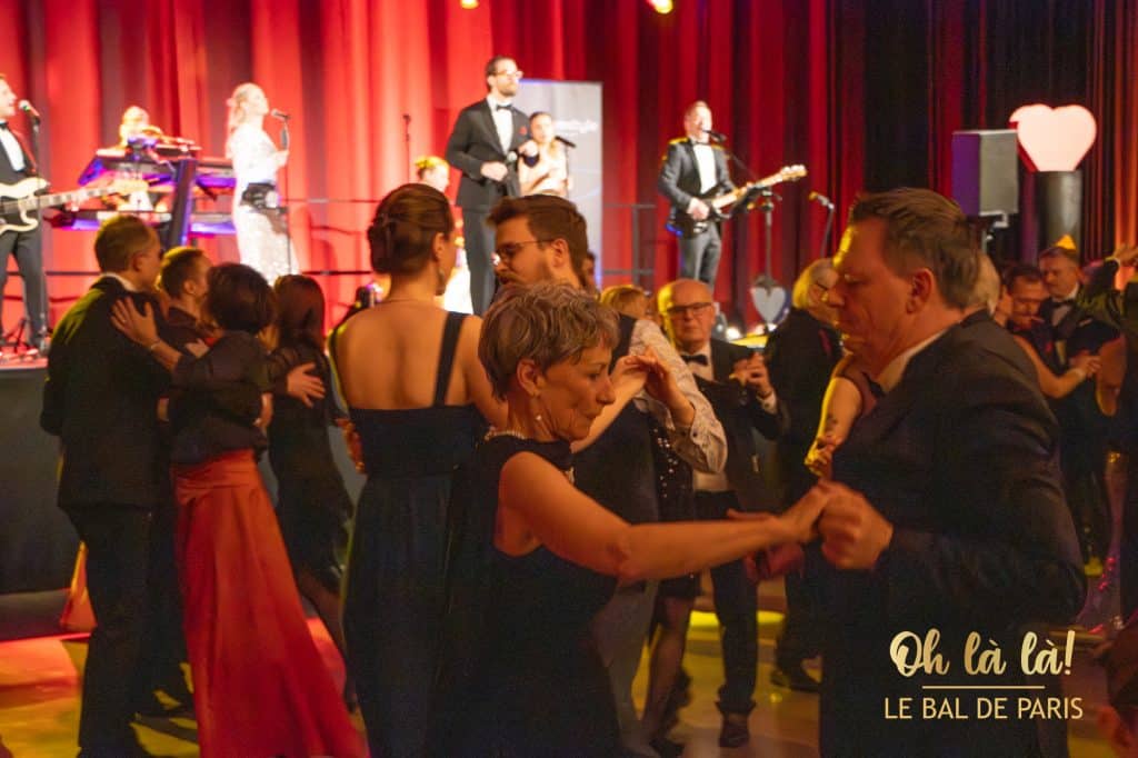 Paare tanzen beim Ball